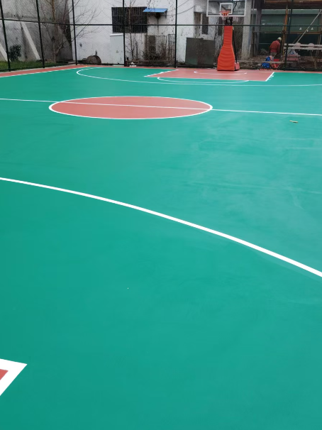 龙湾 球场长期使用易出现地面开裂
